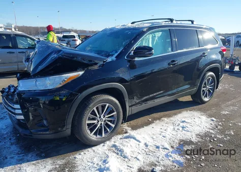 2019 Toyota Highlander Xle z USA, uszkodzony, nr VIN 5TDJZRFH9KS606361